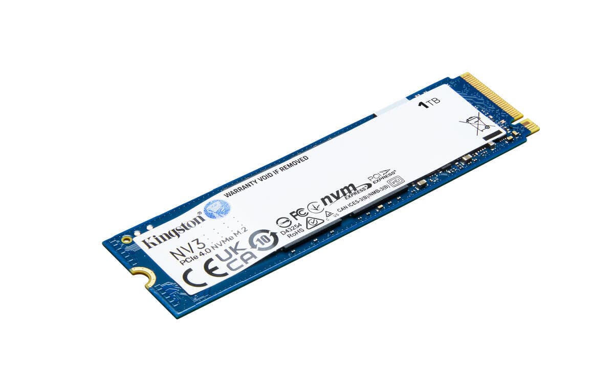SSD Kingston NV3 de 1 TB en formato M.2 2280, en ángulo, sobre fondo blanco
