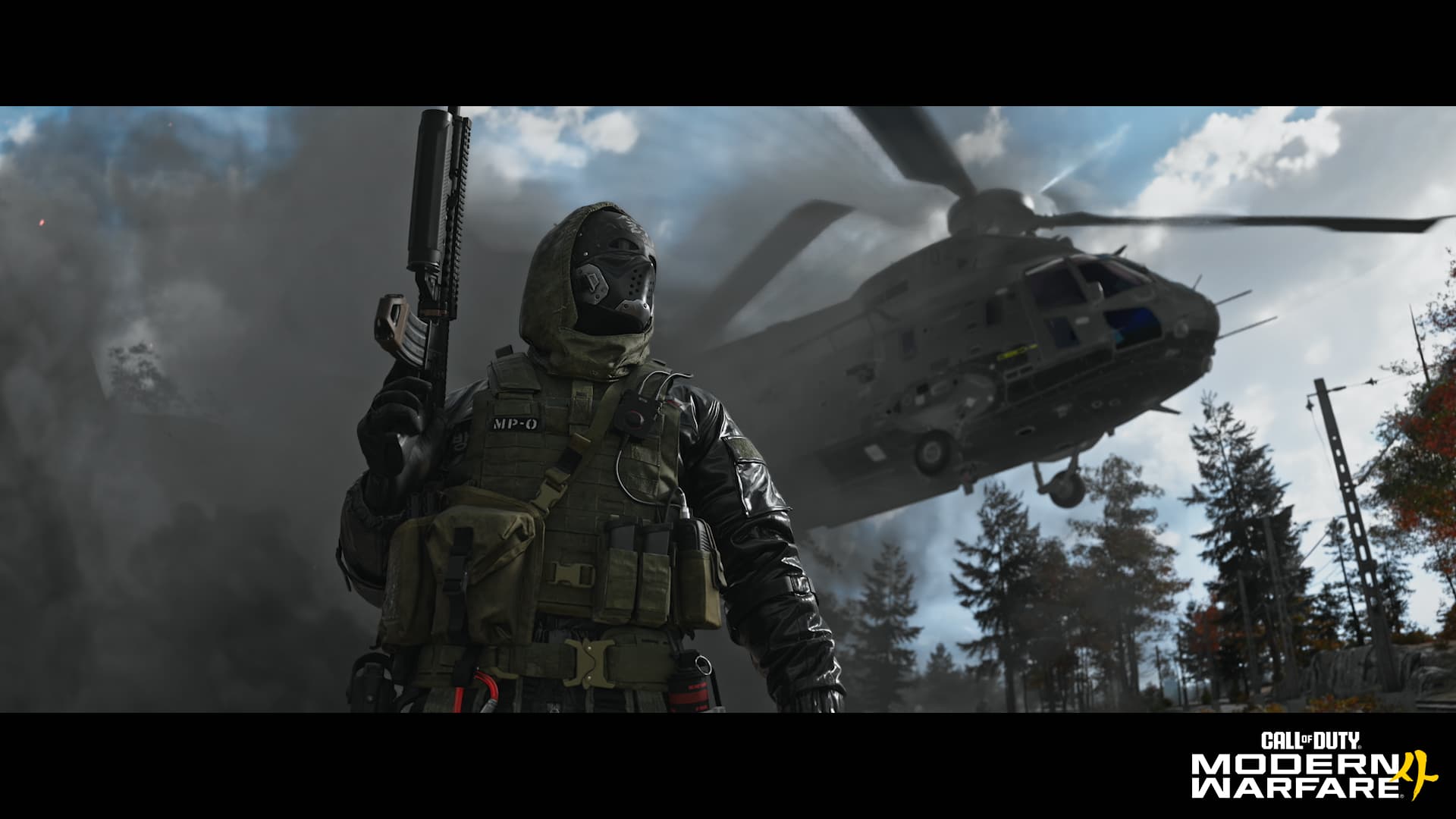 Un soldado con máscara de gas camina delante de un helicóptero que aterriza entre árboles en Call of Duty: Modern Warfare 4