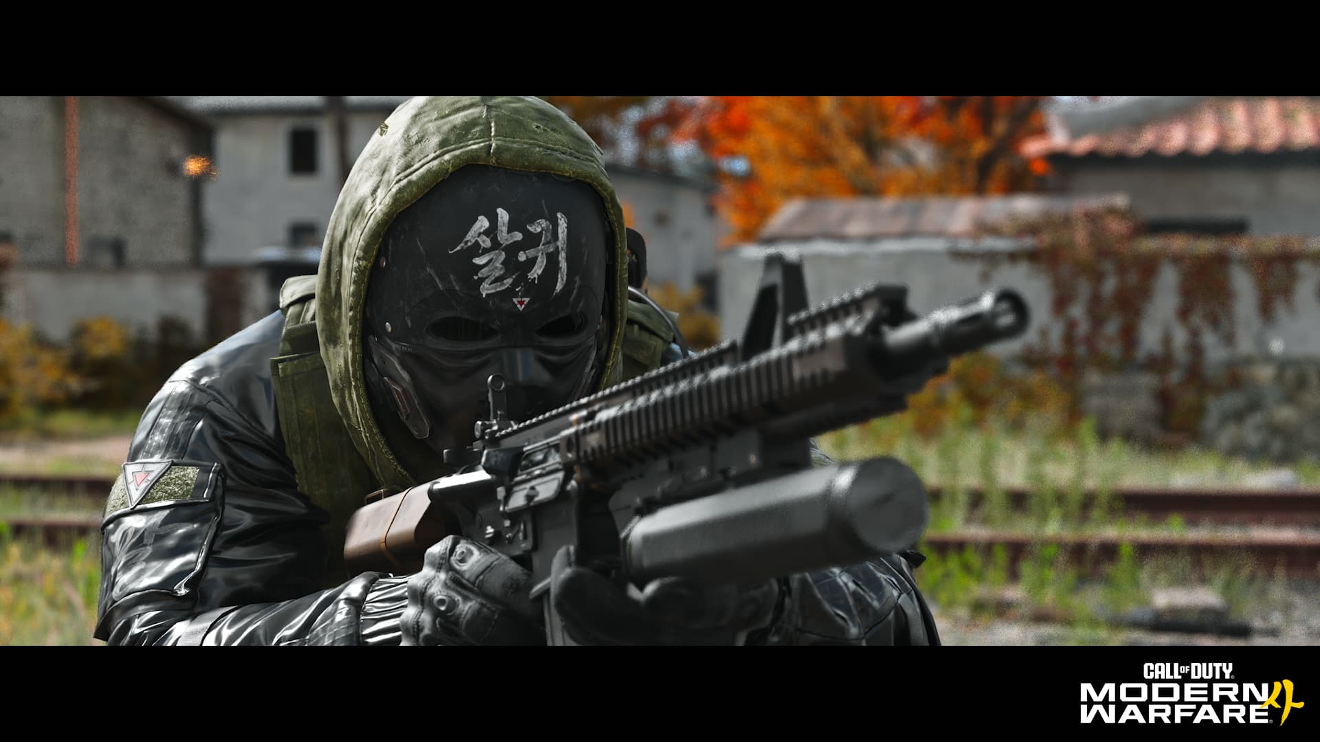 Soldado con capucha y máscara con caracteres coreanos, agachado con un fusil junto a una vía de tren en Call of Duty: Modern Warfare 4