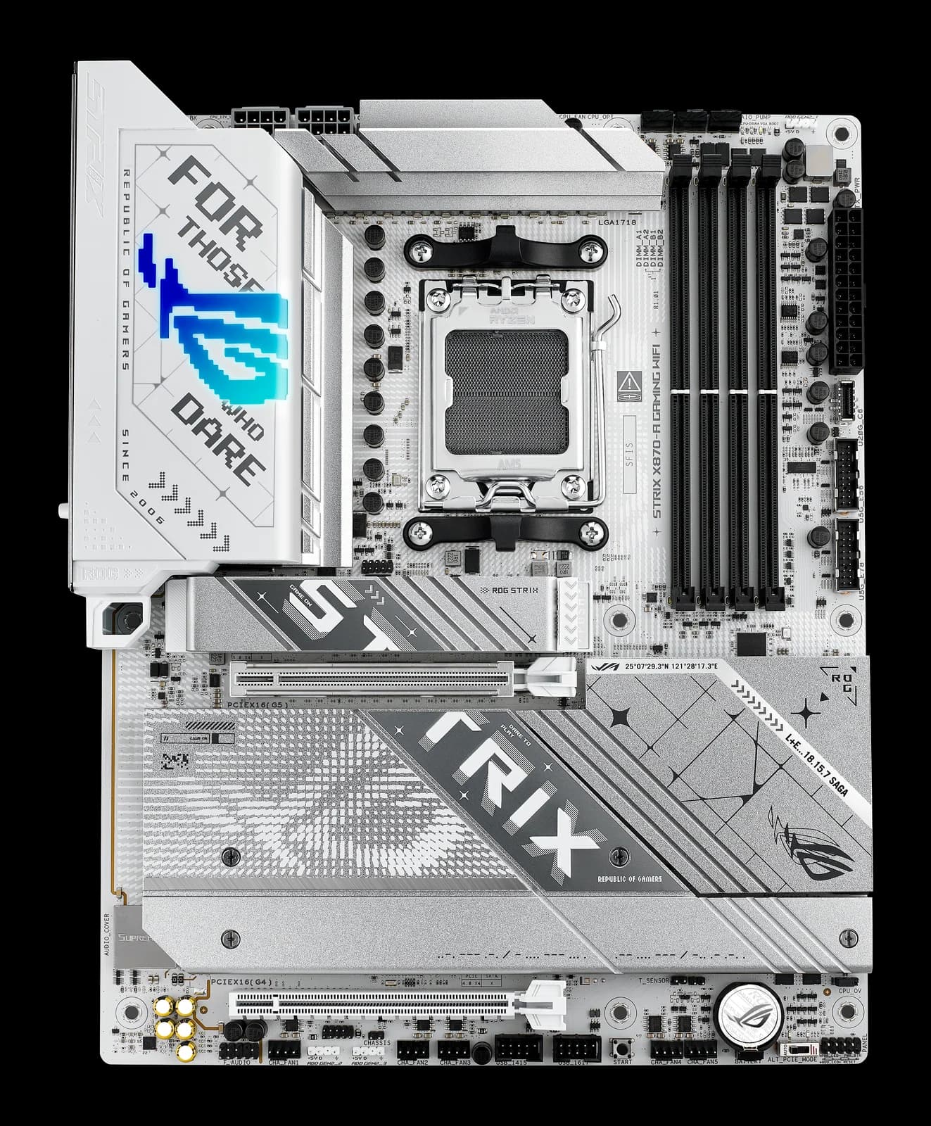 Placa base ASUS ROG Strix X870-A Gaming WiFi blanca, de socket AM5 como los dos Ryzen de la comparativa, vista desde arriba