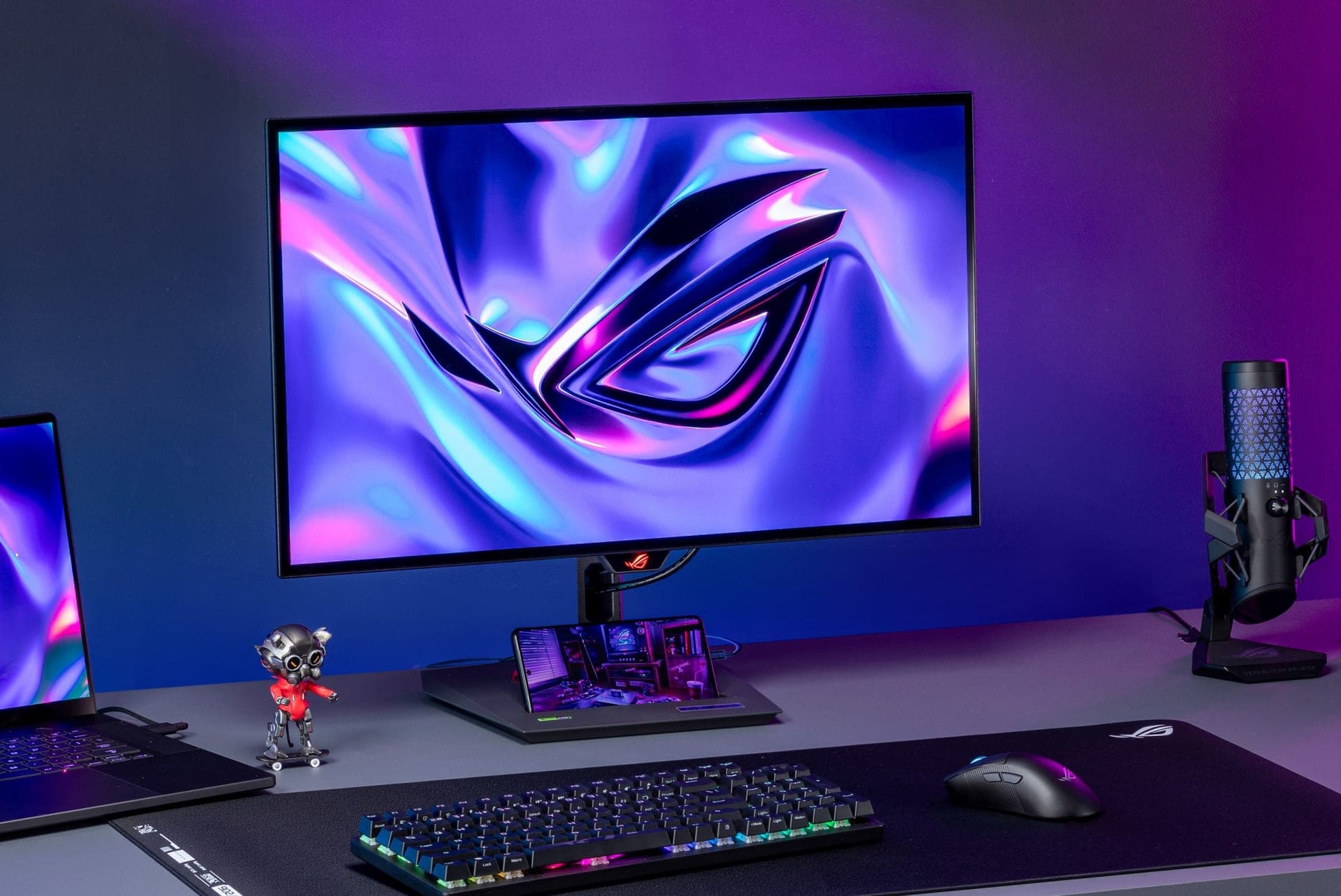 Monitor ASUS ROG Strix OLED XG27ACDNG de 360 Hz sobre un escritorio, con teclado y ratón gaming delante
