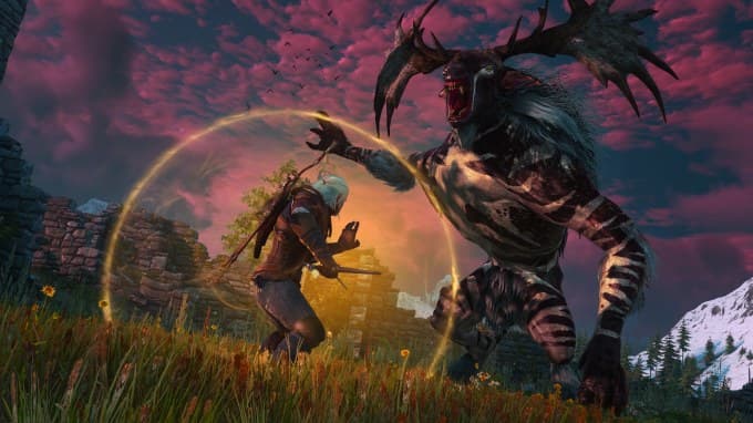 Captura de The Witcher 3 Remastered: Geralt, protegido por la señal Quen, se enfrenta a un monstruo con cornamenta al atardecer