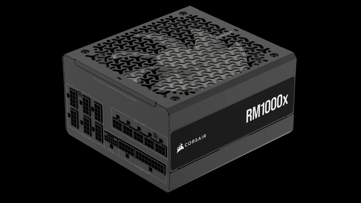 Fuente Corsair RM1000x (2024) en perspectiva, con el lateral de conectores modulares a la vista