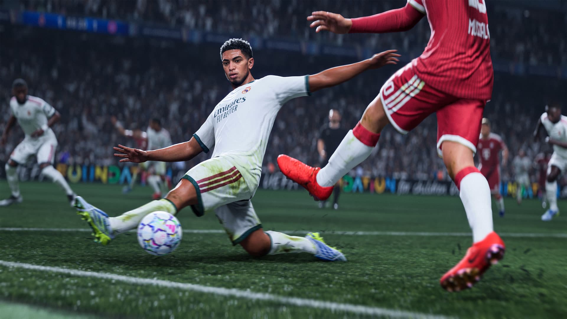 Jude Bellingham, con la camiseta blanca del Real Madrid, se lanza al suelo para robar el balón a un rival en una captura de EA Sports FC 27
