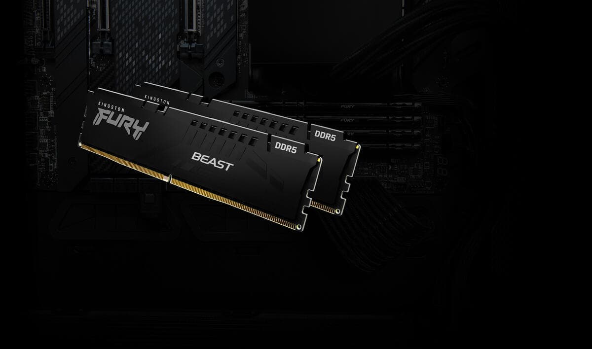 Dos módulos de memoria Kingston FURY Beast DDR5 negros sobre una placa base a oscuras