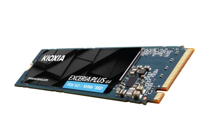 SSD KIOXIA EXCERIA PLUS G4 en formato M.2 2280, en perspectiva, con la etiqueta a la vista
