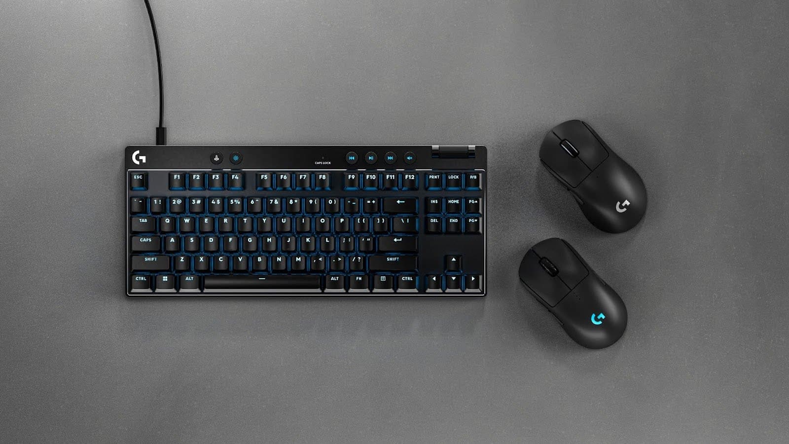 Teclado Logitech G PRO X TKL Rapid y dos ratones PRO inalámbricos sobre una superficie gris