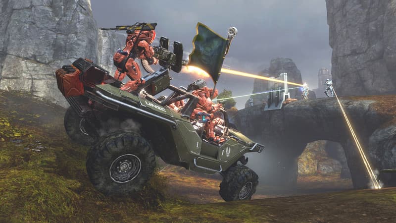 Espartanos rojos subidos a un Warthog con una bandera en una partida multijugador de Halo