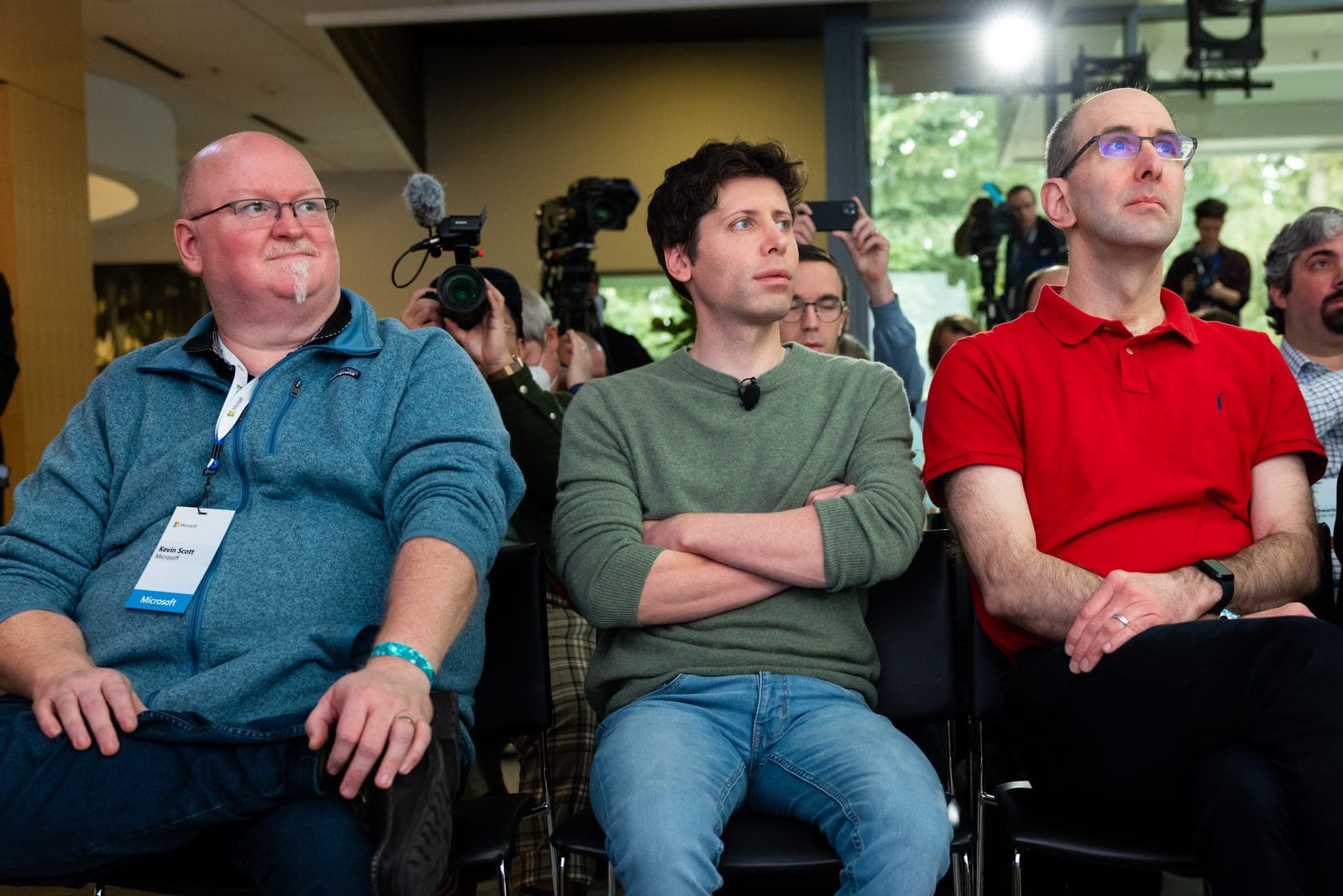 Sam Altman, CEO de OpenAI, entre Kevin Scott y Scott Guthrie, de Microsoft, en Redmond en 2023