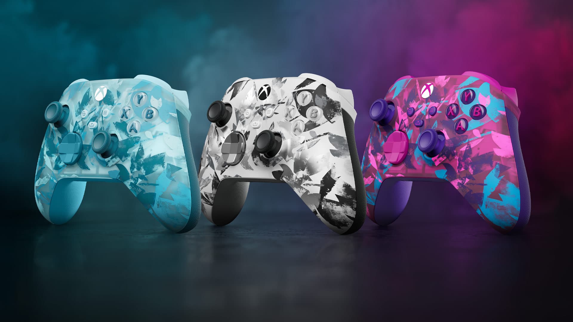 Los tres mandos de la serie Breaker de Xbox: Ice Breaker (azul), Storm Breaker (gris y blanco, en el centro) y Heart Breaker (rosa)