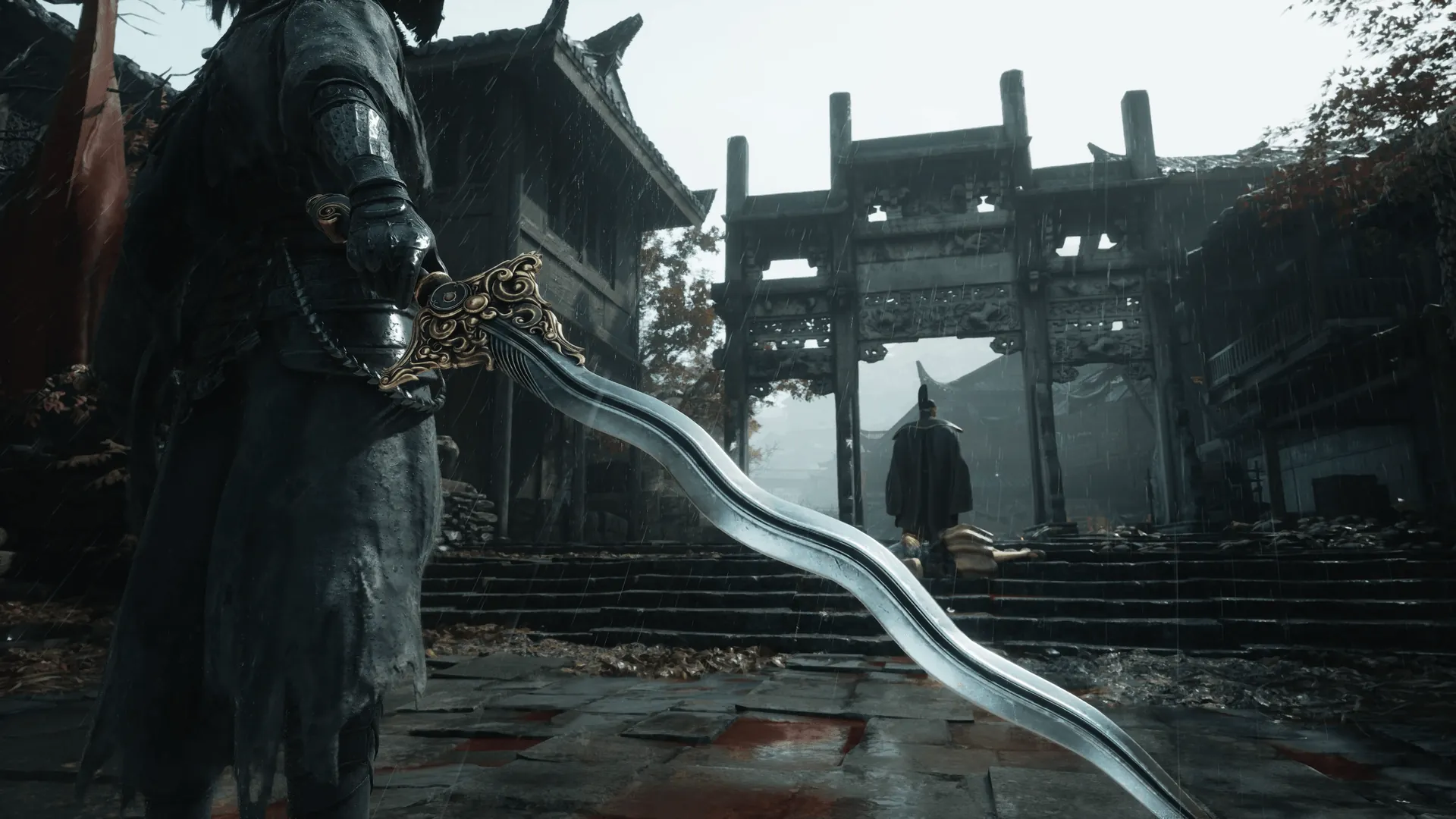 El protagonista de Phantom Blade Zero, de espaldas y con una espada ondulada, frente a un pórtico de piedra bajo la lluvia donde le espera un enemigo