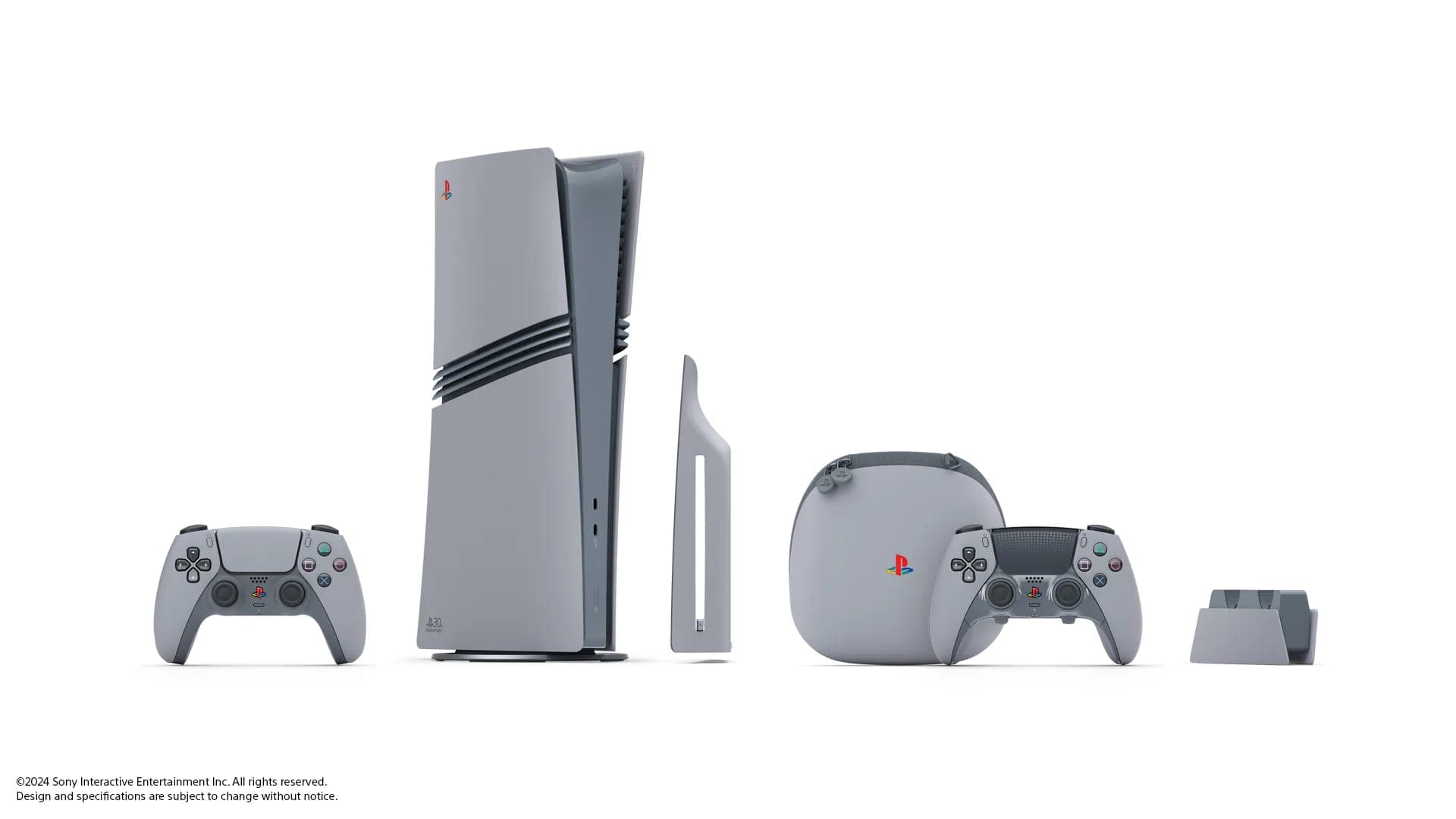 PS5 Pro de la edición del 30.º aniversario en su soporte vertical, con mandos DualSense y la estación de carga