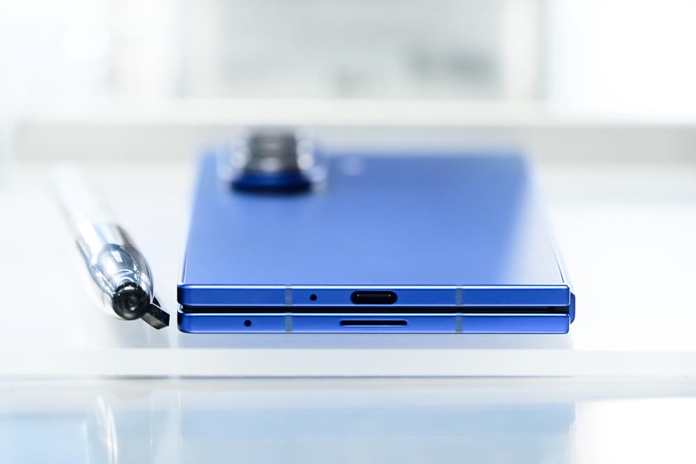 Samsung Galaxy Z Fold7 plegado sobre una mesa, visto de canto junto a un bolígrafo